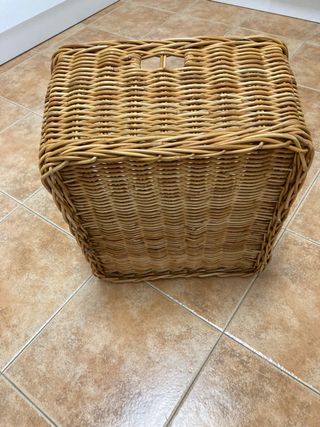 Cestas de mimbre para almacenaje. De Hábitat