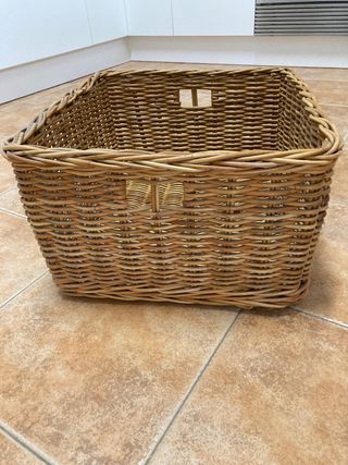 Cestas de mimbre para almacenaje. De Hábitat