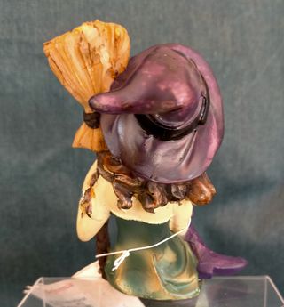 Figura de bruja sentada de la marca Keko's