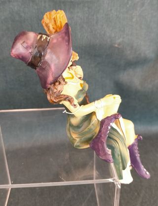 Figura de bruja sentada de la marca Keko's