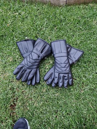 Guantes largos motero 15 euros un par 25 los dos.