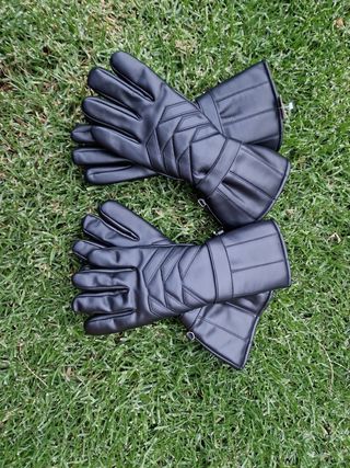 Guantes largos motero 15 euros un par 25 los dos.