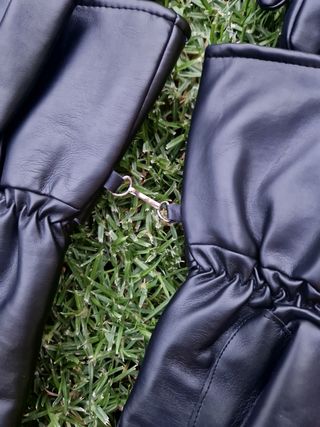 Guantes largos motero 15 euros un par 25 los dos.