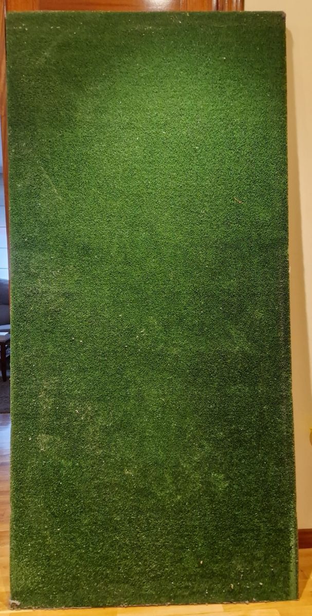 Tablero de aglomerado forrado de césped artificia.