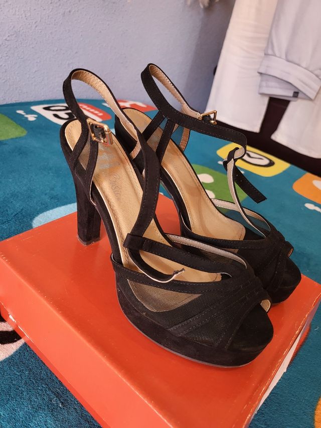 Sandalias tacón negro.