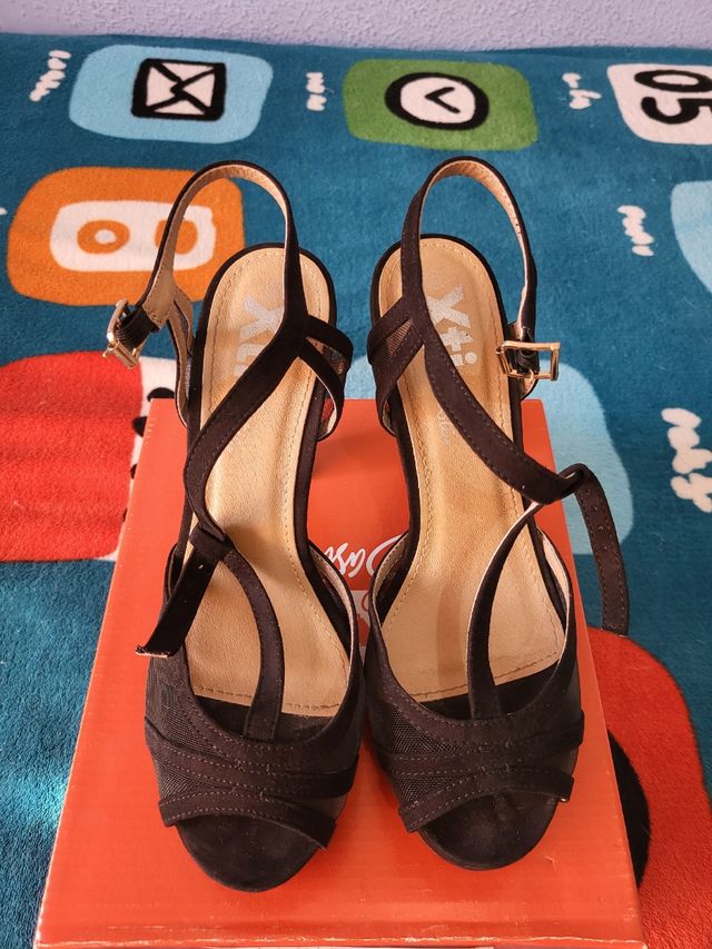 Sandalias tacón negro.