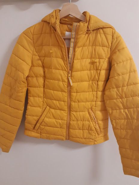 Parka ligera amarilla con capucha