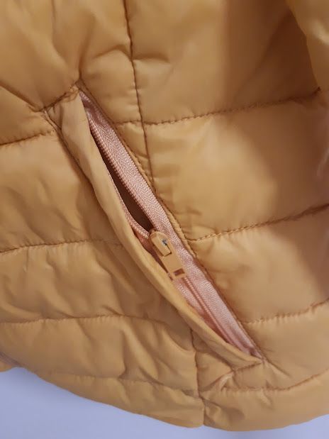 Parka ligera amarilla con capucha