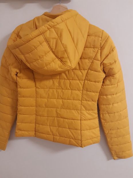 Parka ligera amarilla con capucha