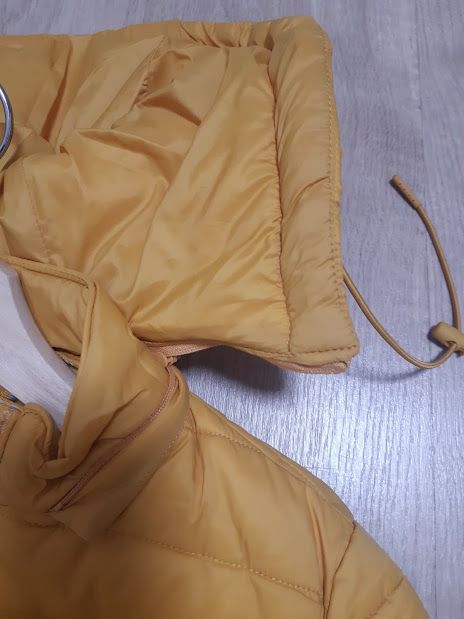 Parka ligera amarilla con capucha