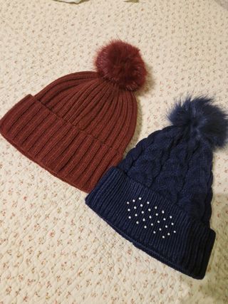 Pack de dos gorros de punto con pompón en la punta
