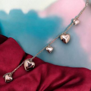 Pulsera con corazones en acero inoxidable.