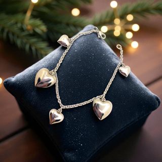 Pulsera con corazones en acero inoxidable.