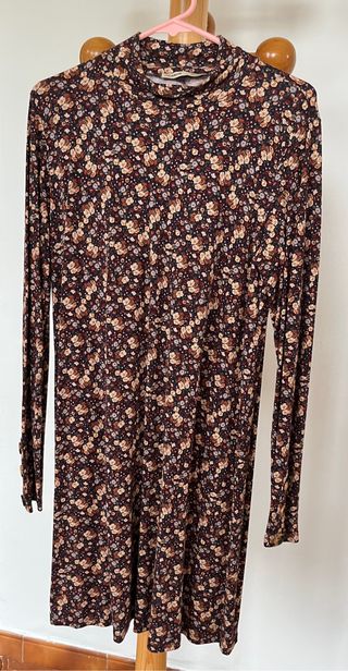 Vestido marrón con flores