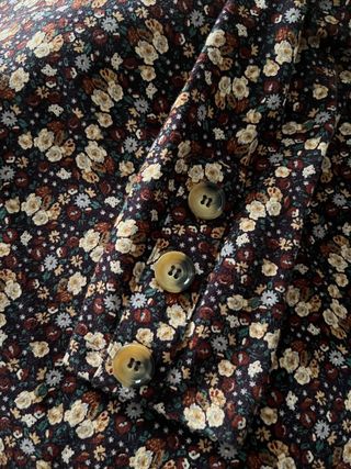 Vestido marrón con flores