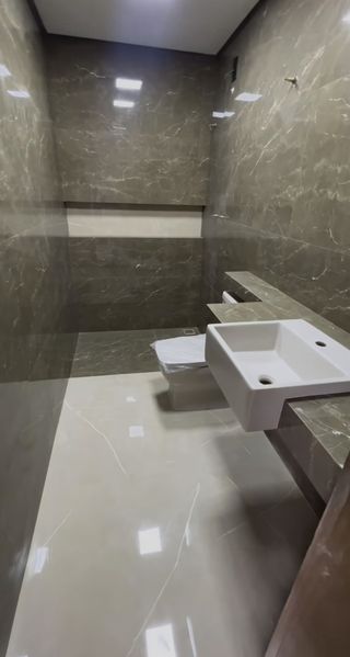 Albañil embaldosador .