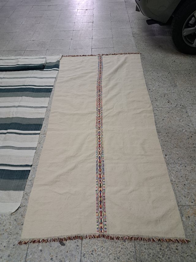 Alfombra beige con colores