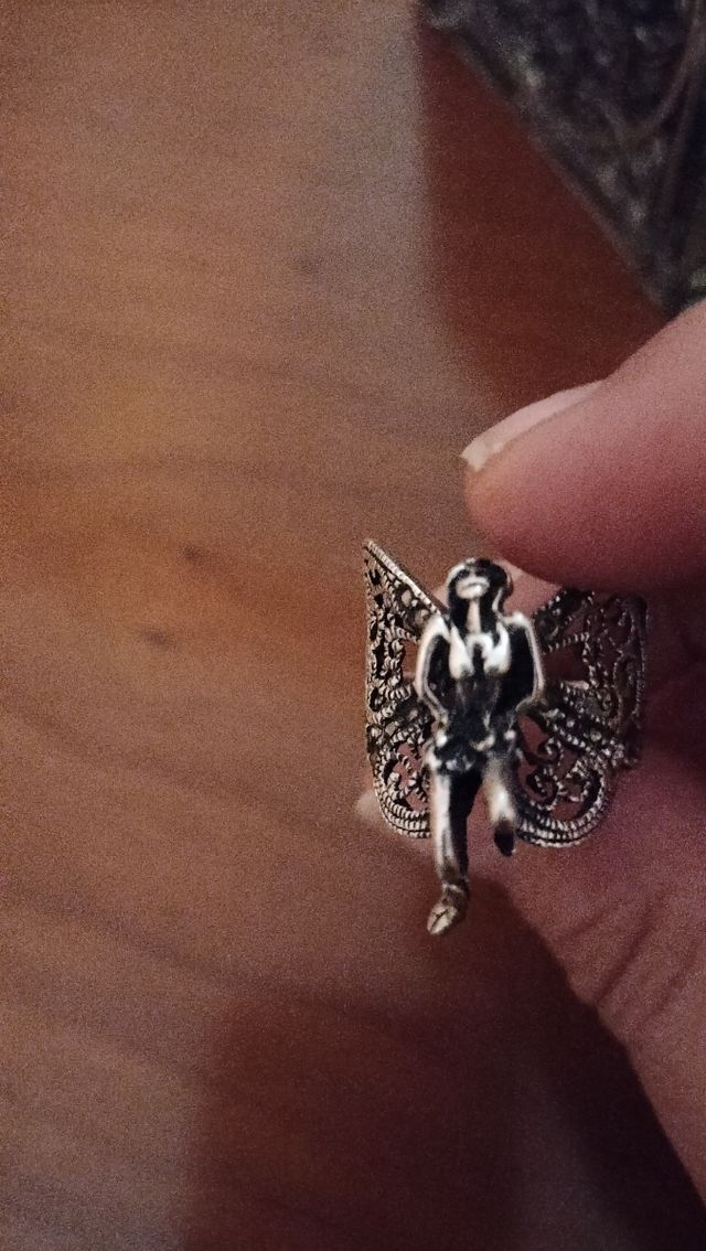 Anillo de plata con forma de hada