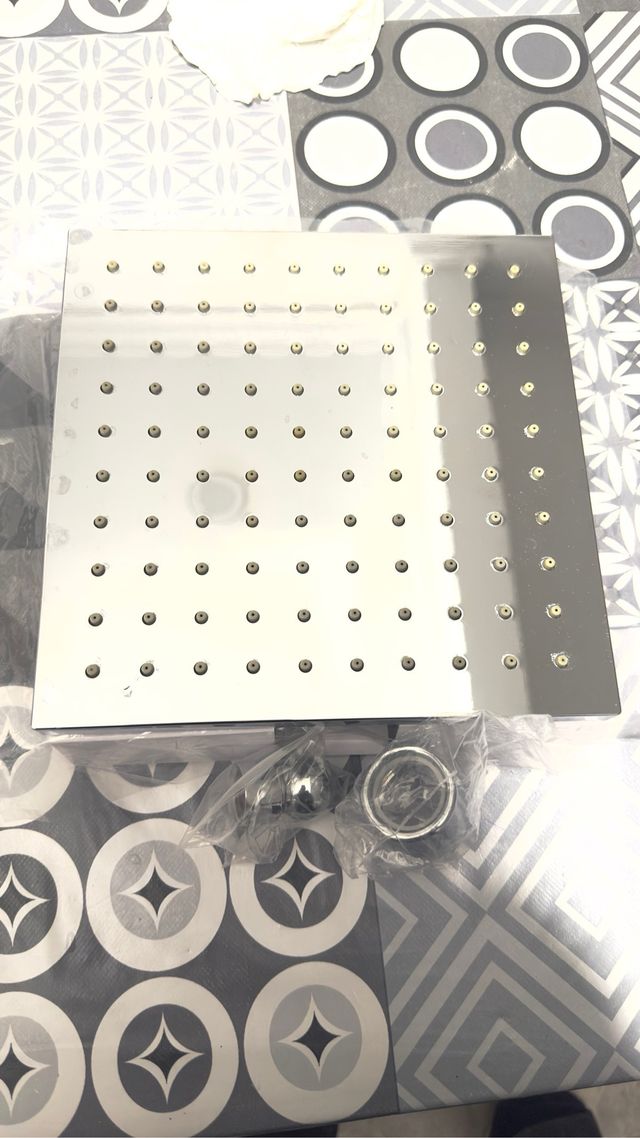 Spruzzatore per doccia, nuovo e molto elegante.