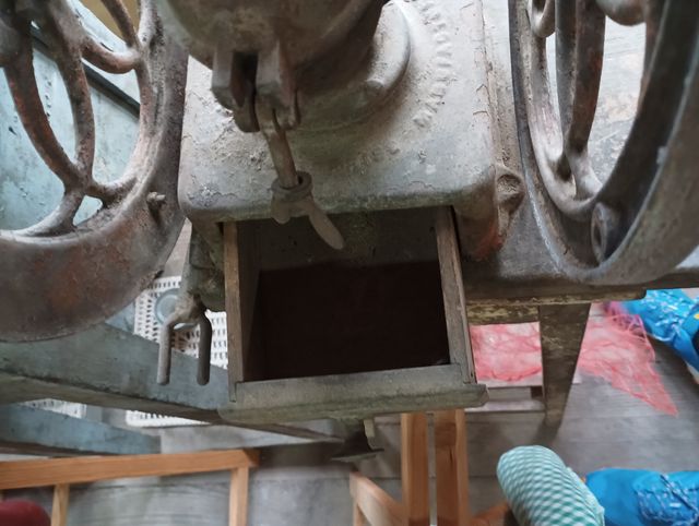 Molinillo de café antiguo con mesa