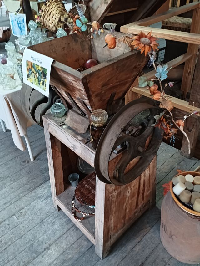 Molinillo de café antiguo con mesa