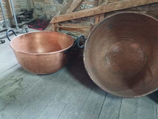 Molinillo de café antiguo con mesa