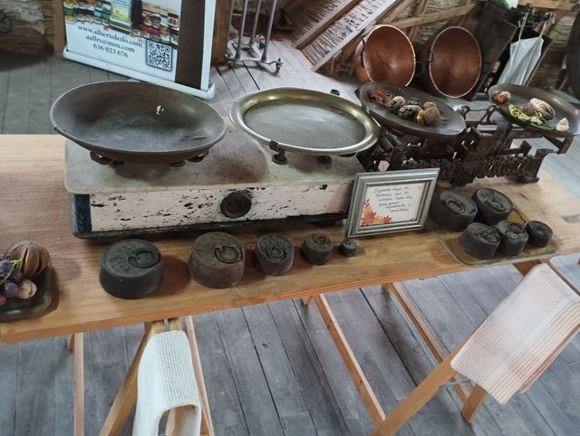 Molinillo de café antiguo con mesa