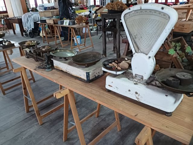 Molinillo de café antiguo con mesa