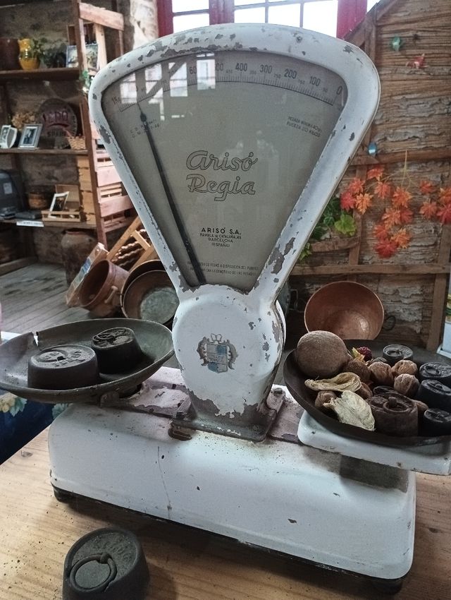 Molinillo de café antiguo con mesa