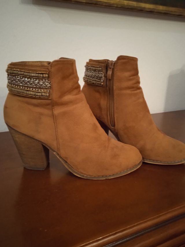 Botines de antelina de mujer. Talla 38.