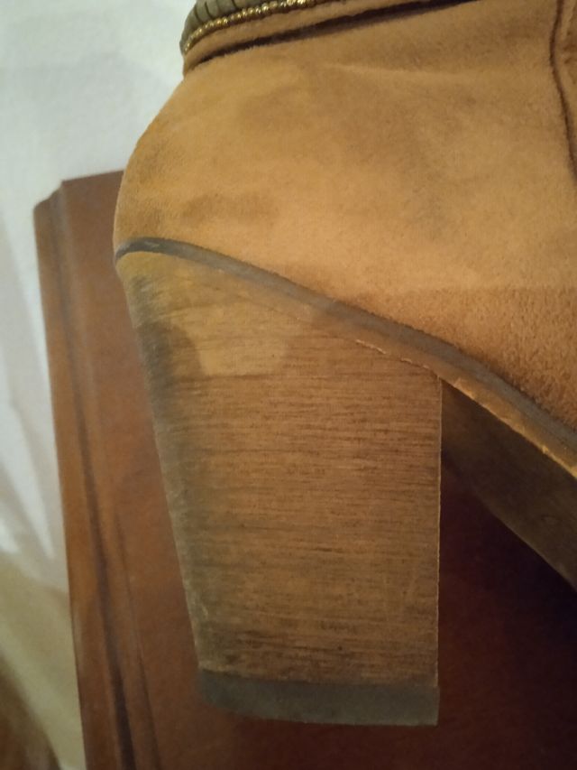Botines de antelina de mujer. Talla 38.