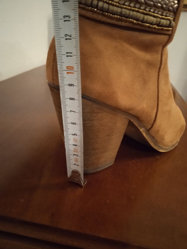 Botines de antelina de mujer. Talla 38.