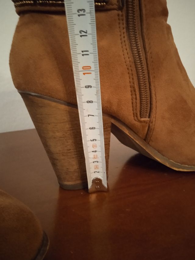 Botines de antelina de mujer. Talla 38.