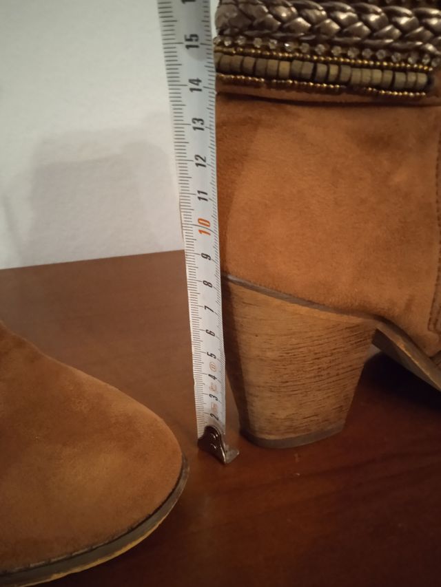 Botines de antelina de mujer. Talla 38.