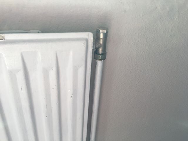 Radiador plano y llave monotubo