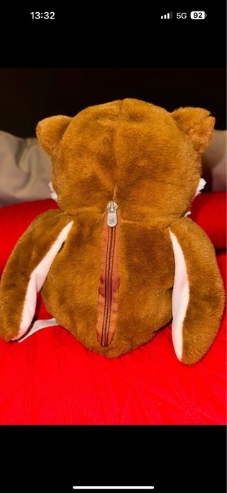 Peluche con tasca posteriore