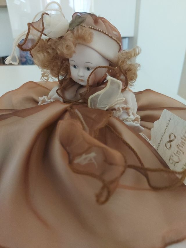 Bambola in porcellana