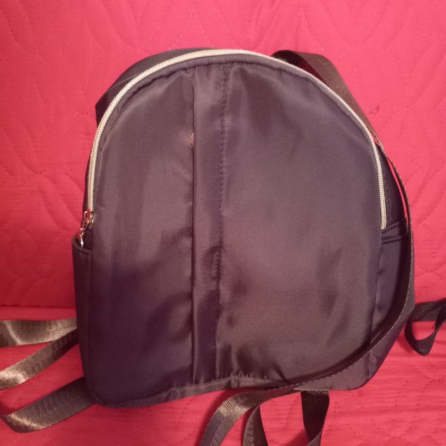 Mochila pequeña marrón nueva