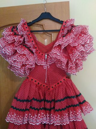 Traje de sevillana o flamenca de Maria I. Ruiz, Es