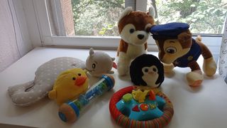 Lote de juguetes y peluches para bebé
