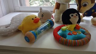 Lote de juguetes y peluches para bebé