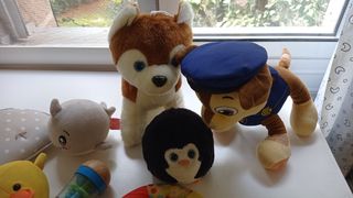 Lote de juguetes y peluches para bebé