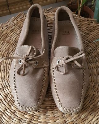 Mocassins de camurça bege.