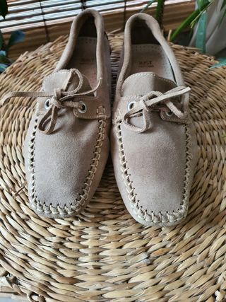 Mocassins de camurça bege.