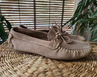 Mocassins de camurça bege.