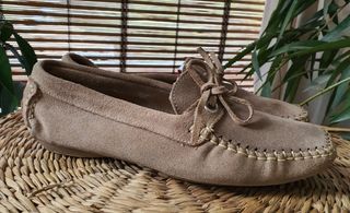 Mocassins de camurça bege.
