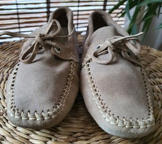 Mocassins de camurça bege.