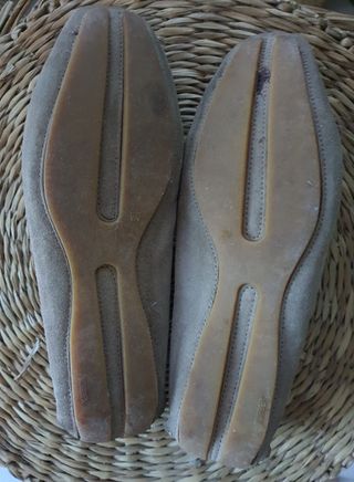 Mocassins de camurça bege.