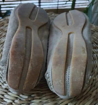 Mocassins de camurça bege.