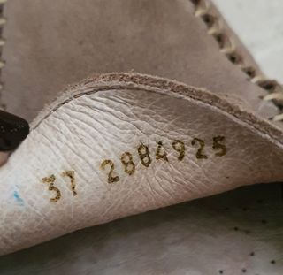 Mocassins de camurça bege.